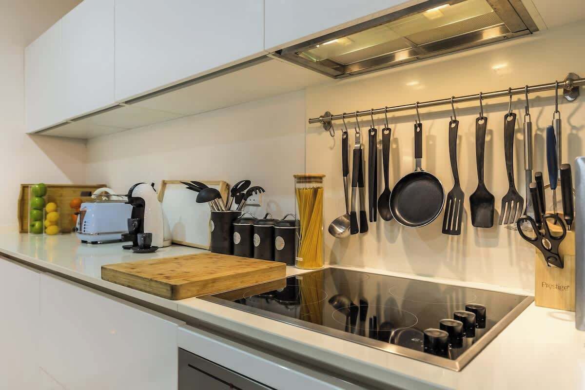 Kühlschrank, Mikrowelle, Ofen, Herdplatte