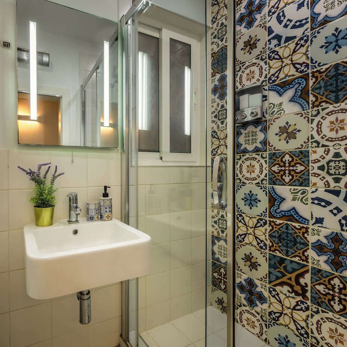 Shower, free toiletries, hair dryer, towels