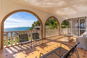 Terrace/patio - Villa 'Sunrise Benalmádena' with Sea Views, Wi-Fi, and Air Conditioning (Benalmádena)