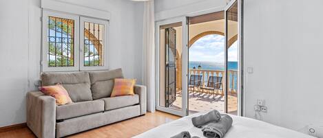 BĂŒgeleisen/BĂŒgelbrett, WLAN, BettwĂ€sche