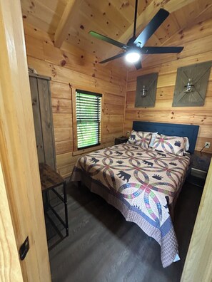 1 bedroom, WiFi, bed sheets - Tiny cabin with river and mountain views in Newport TN. (Newport)