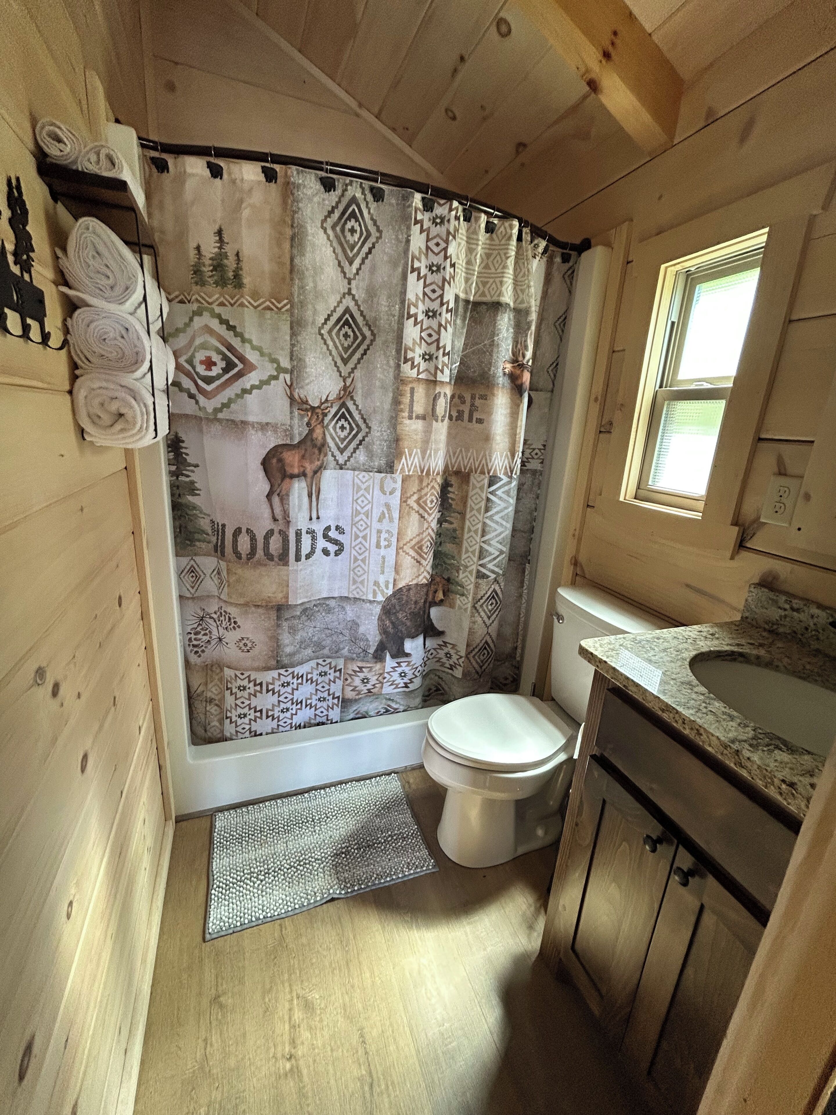 Douche, séchoir à cheveux, serviettes fournies, savon