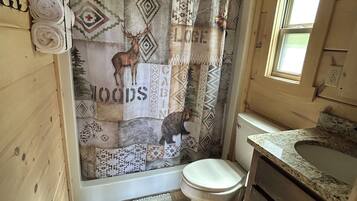 Douche, séchoir à cheveux, serviettes fournies, savon