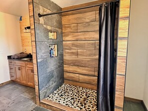 Douche, sèche-cheveux, bidet, serviettes fournies