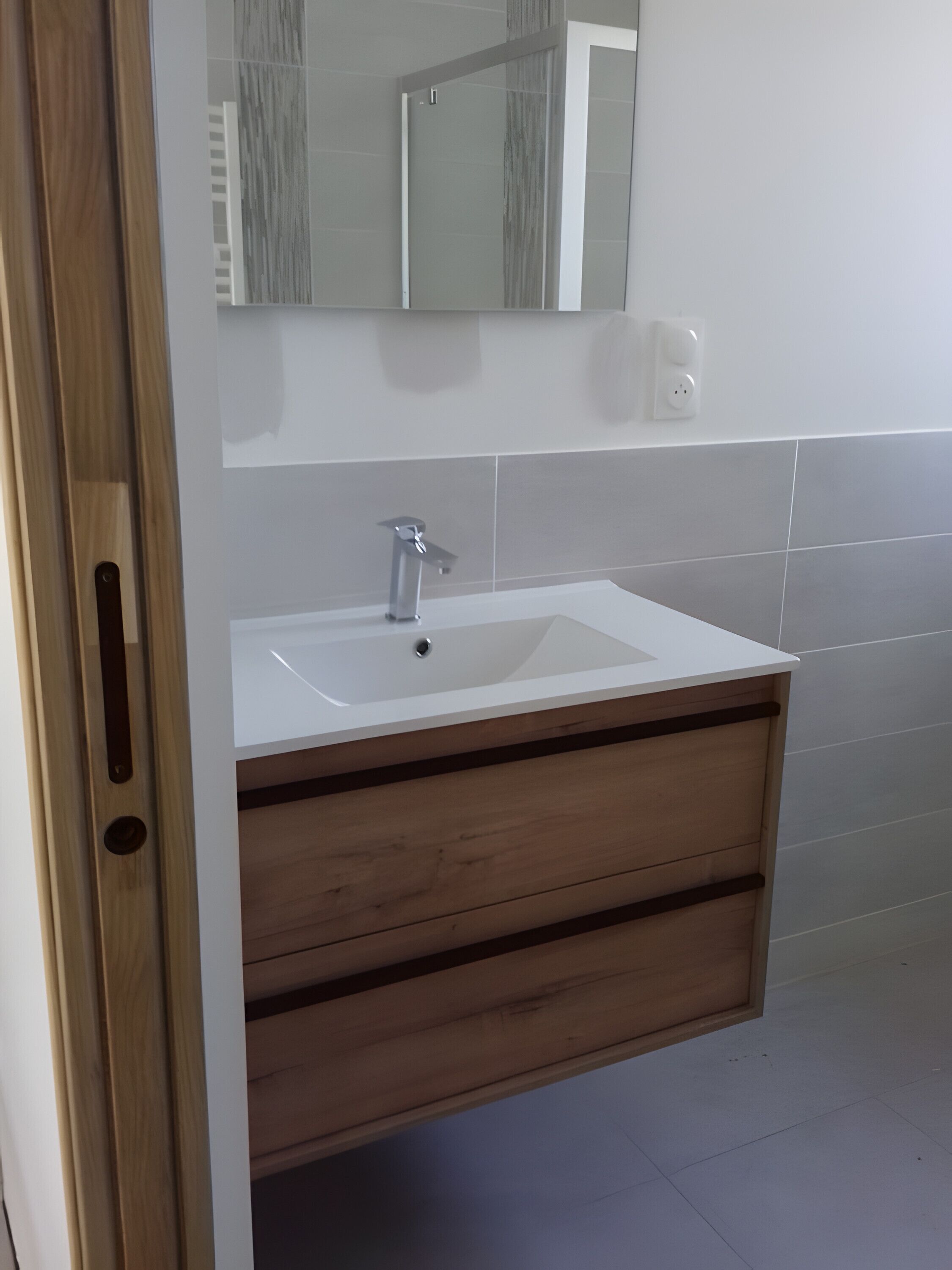 Suihku, hiustenkuivaaja