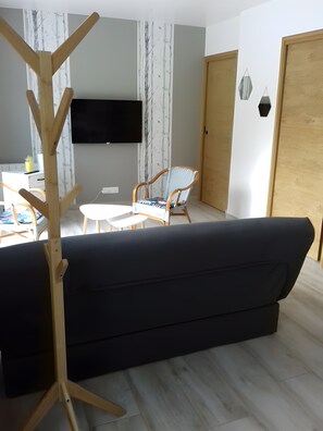 TV, fireplace - Ranch Cottage with Private Terrace, Garden, and Wi-Fi in Tirepied, Normandy (Tirepied)