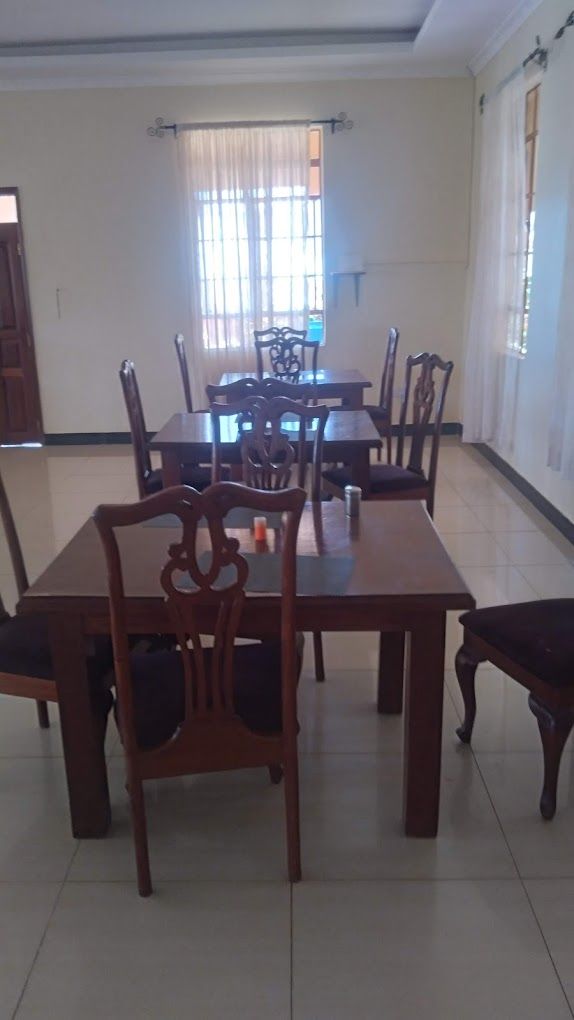 Un comedor con una mesa rectangular y seis sillas.