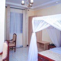 Quarto casal executivo | Wi-Fi de cortesia, roupa de cama