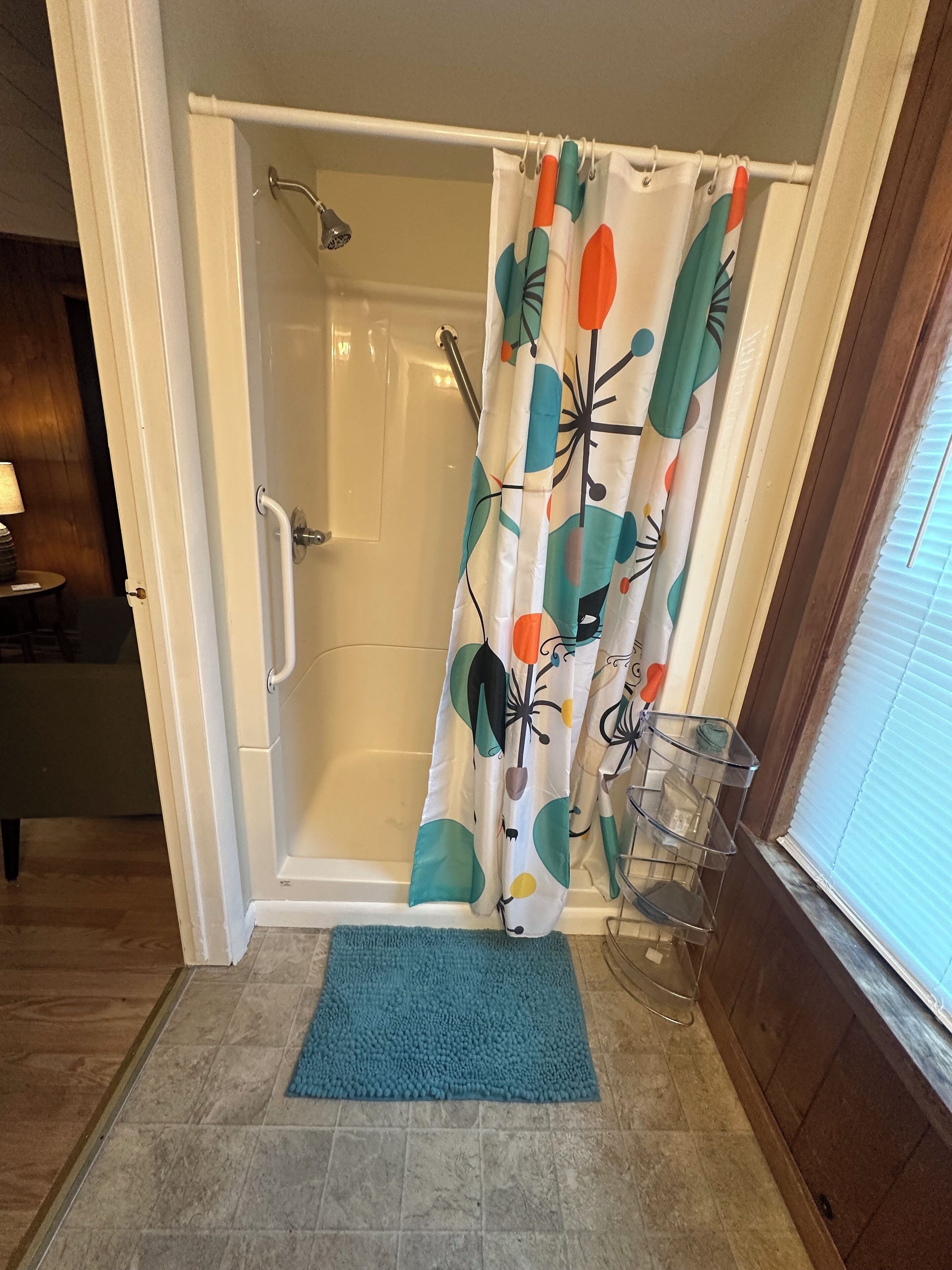Een douche, een haardroger, handdoeken, toiletpapier