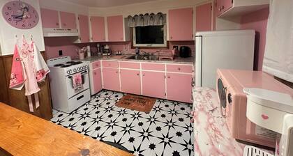Wavabell Step Back to the â60sâGroovy Stay with a Pink Kitchen Dream! 3bd-2 bath