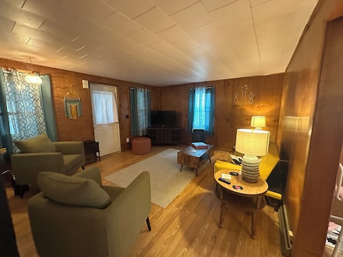 Wavabell Step Back to the ’60s—Groovy Stay with a Pink Kitchen Dream! 3bd-2 bath