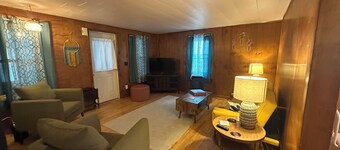 Wavabell Step Back to the ’60s—Groovy Stay with a Pink Kitchen Dream! 3bd-2 bath