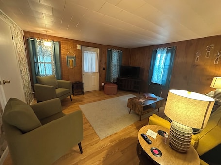 Smart TV, stereo. Wavabell Step Back to the ’60s—Groovy Stay with a Pink Kitchen Dream! 3bd-2 bath