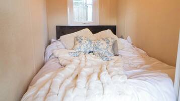 2 bedrooms, individually decorated, individually furnished, free WiFi