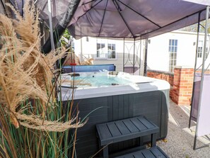 Outdoor spa tub - Lodge (Holywell)
