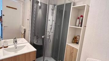 SĂšche-cheveux, serviettes fournies, papier toilette