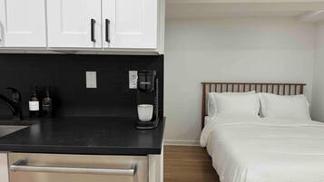 1 slaapkamer, een strijkplank/strijkijzer, wifi, beddengoed