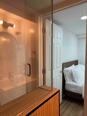 Dusche, Haartrockner, Handtücher, Seife