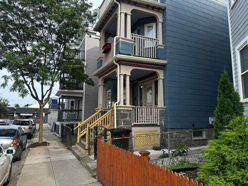 10 minutes from Seaport/TV screen with projector/game table