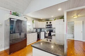 Fridge, microwave, oven, stovetop - Intracoastal Waterway Myrtle Beach (Myrtle Beach)