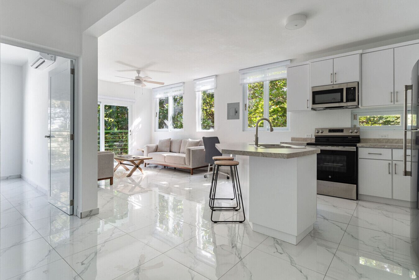 Geladeira, micro-ondas, fogão, cooktop