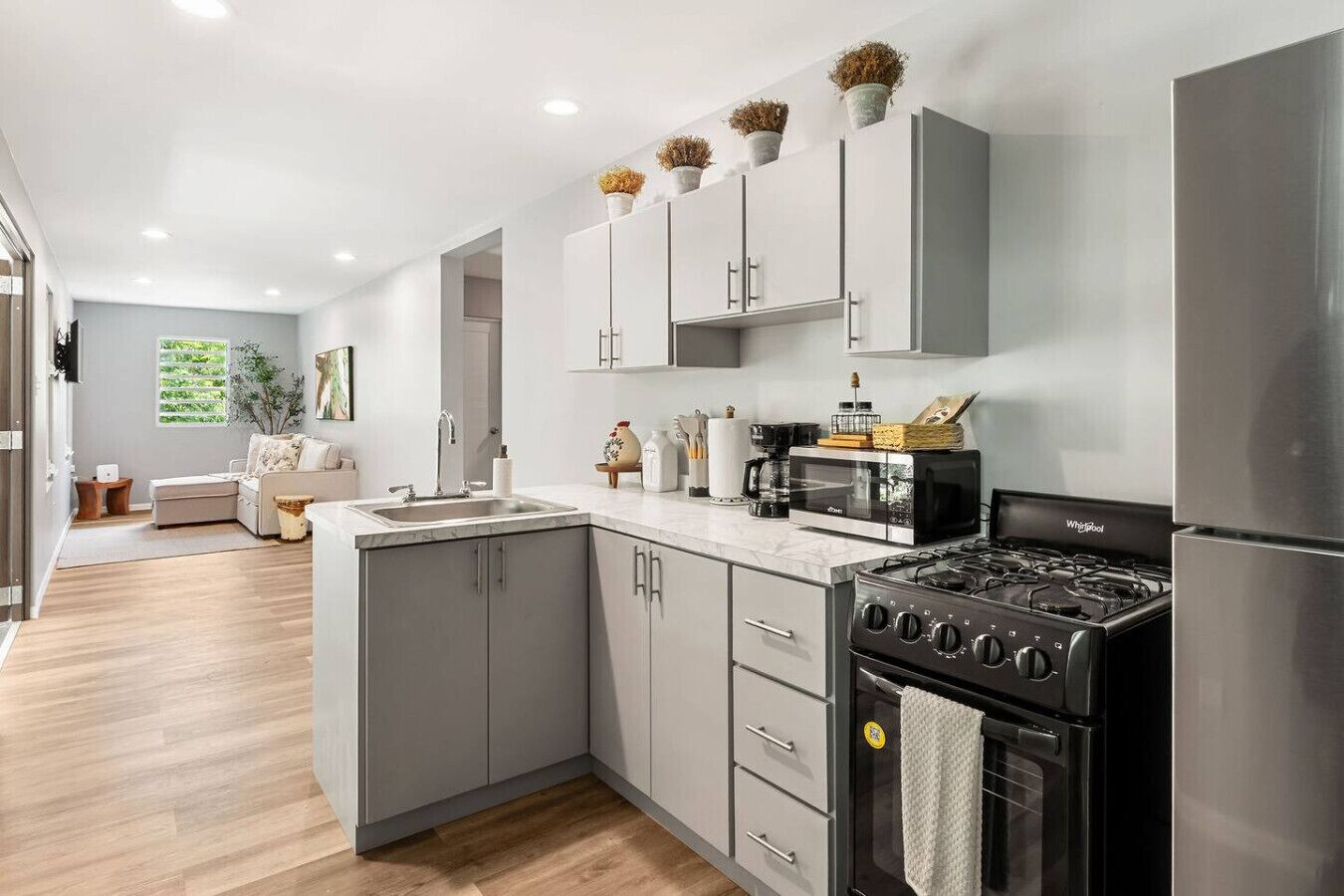 Een koelkast, een magnetron, een kookplaat