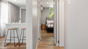 Une chambre moderne et compacte, dotée d’une kitchenette, d’un lit et d’un petit coin salon.