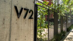 A concrete wall with the number 'V72' indicating a property or location. - Casa Gama Gabriel | Art and Design in Northern Rome (Ciudad de México)