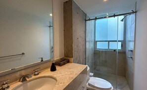 Douche, sèche-cheveux, serviettes fournies, savon