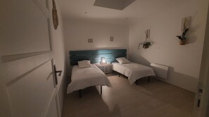 2 dormitorios, tabla de planchar con plancha, cuna de viaje