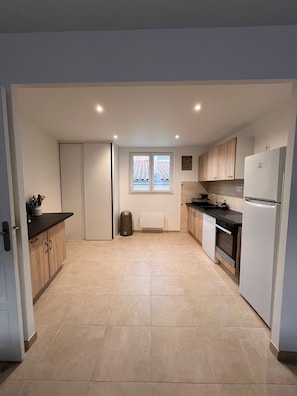 Mikrovågsugn, ugn, spishäll och diskmaskin