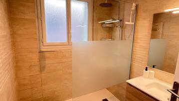 Dusch, hårtork och handdukar