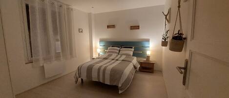 2 makuuhuonetta, silitysrauta/-lauta, vauvan matkasänky, vuodevaatteet