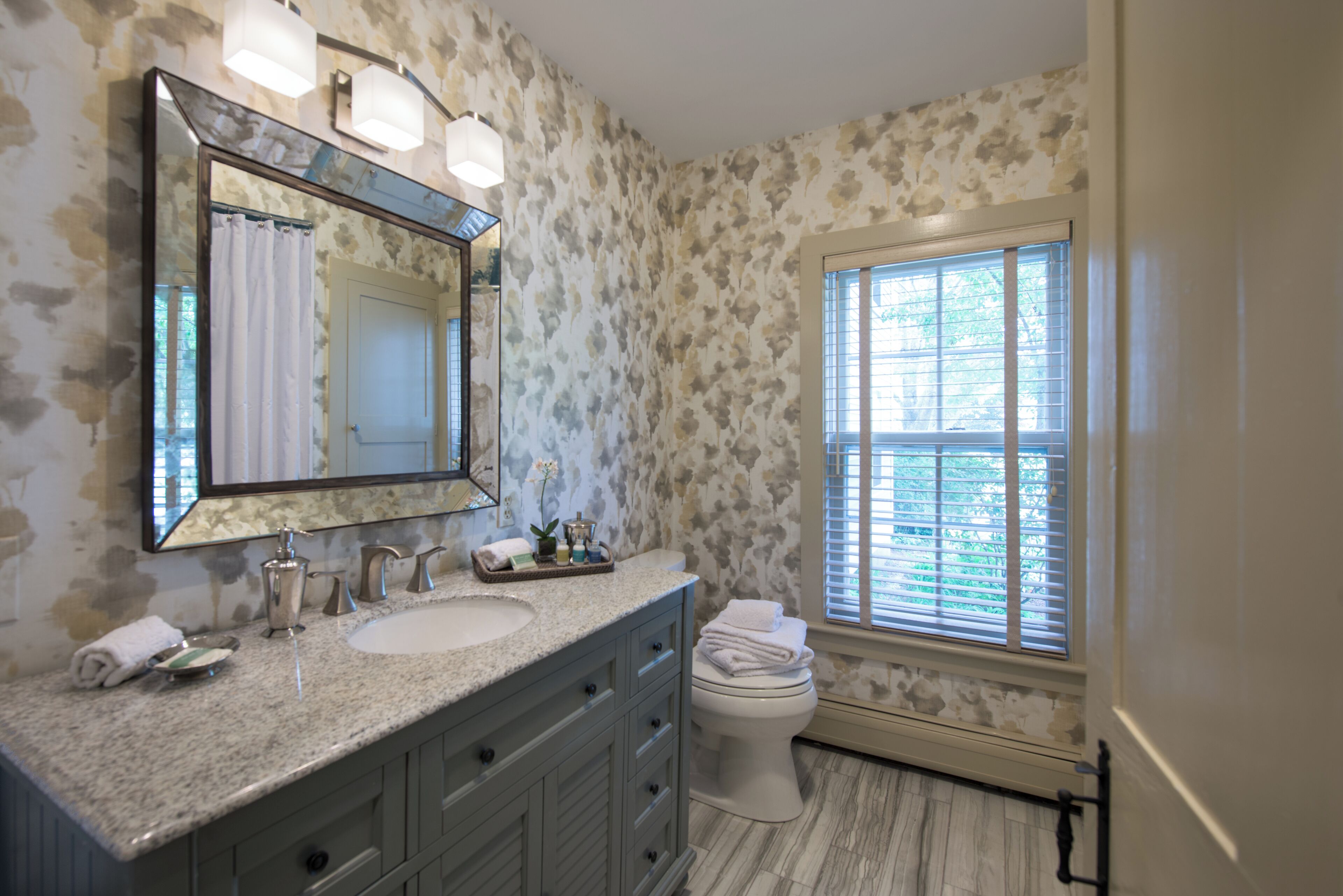 Suite – classic | Bad | Toalettartikler (inkludert), hårføner, håndklær og såpe