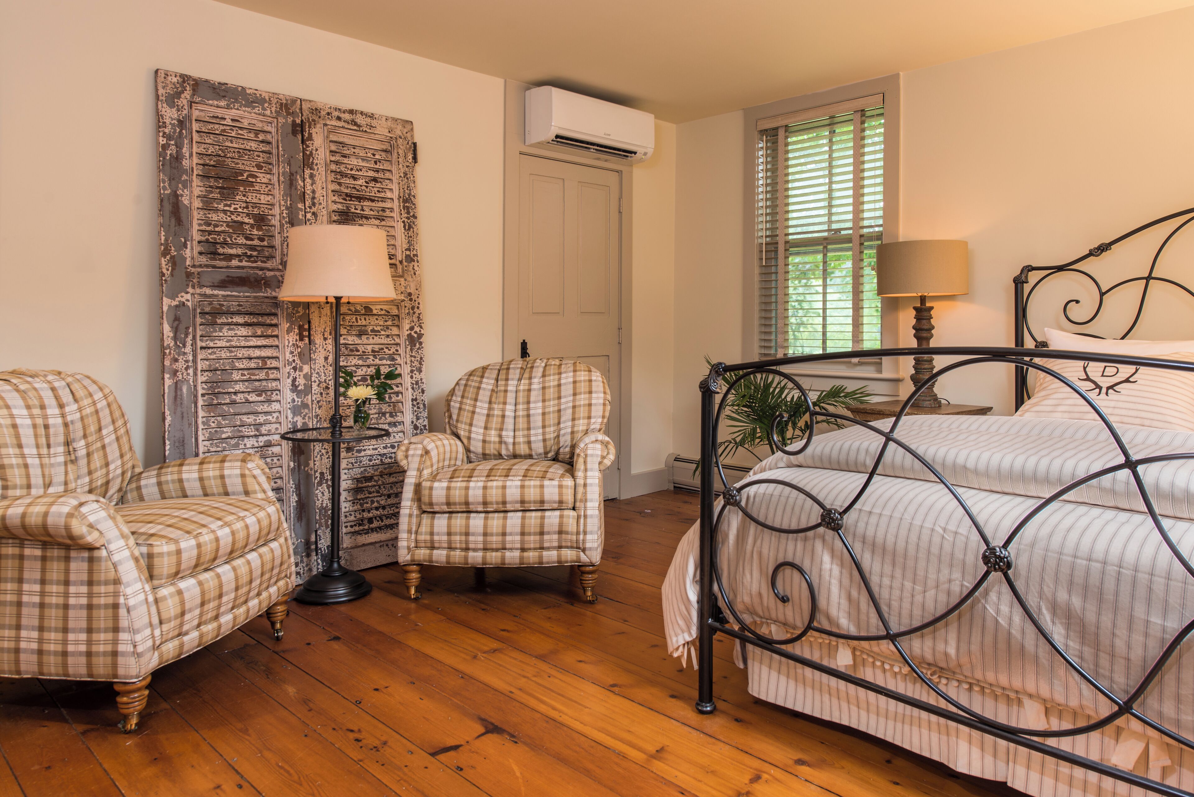 Room, 1 Queen Bed, Non Smoking | Iron/ironing board, free WiFi