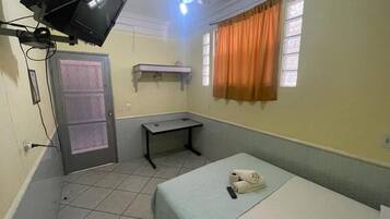 Habitación individual básica | Escritorio y tabla de planchar con plancha