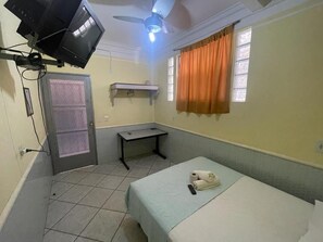 Quarto solteiro básico | Escrivaninha, ferros/tábuas de passar roupa