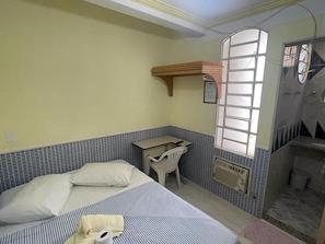 Enkeltrom | Skrivebord og strykejern/-brett