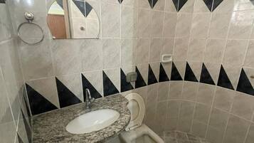 Habitación doble | Baño | Ducha, artículos de higiene personal gratuitos, toallas y jabón