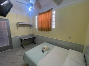 Kamar Single Basic | Meja kerja dan setrika/meja setrika