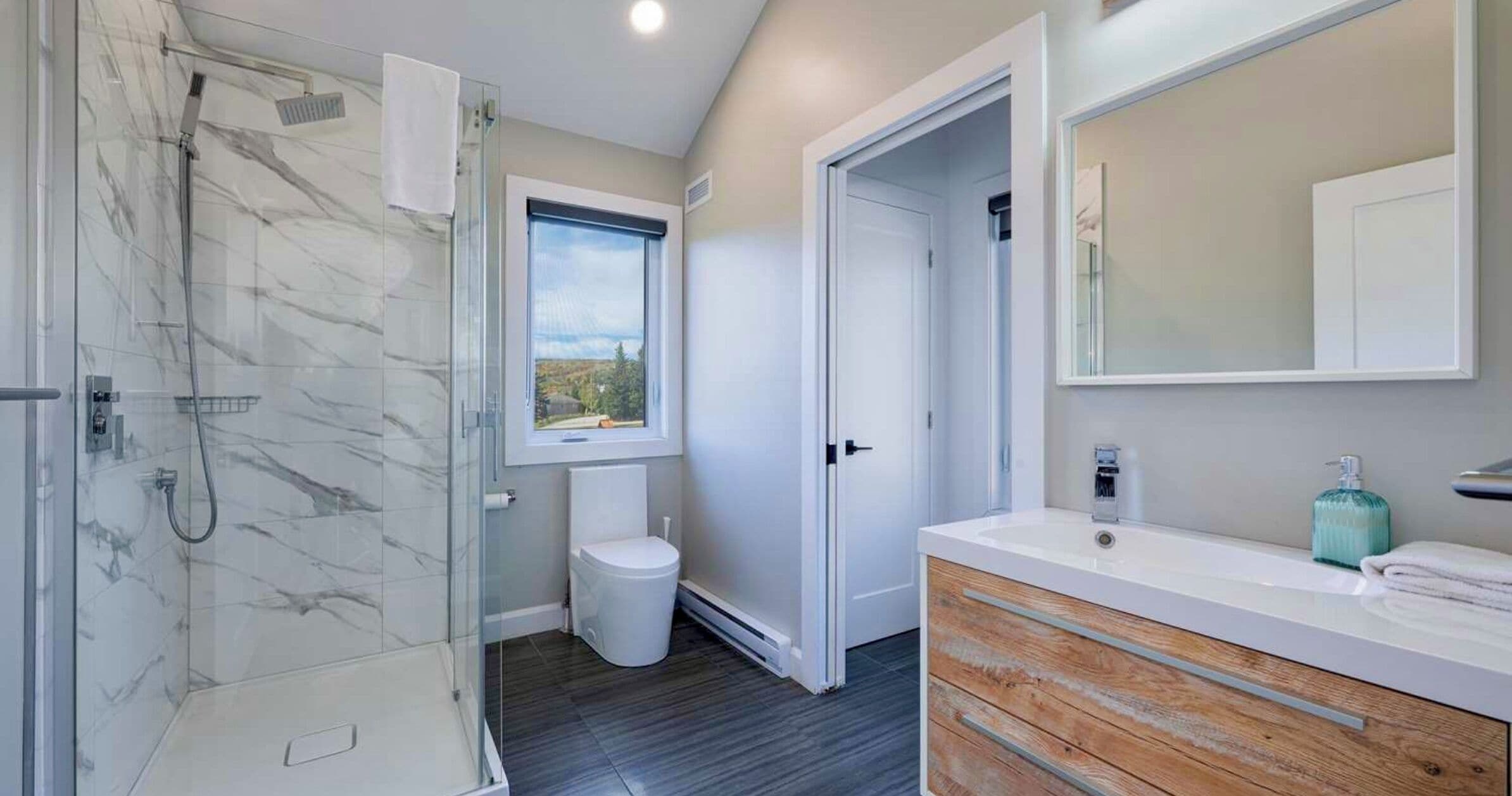 Regadera, secadora de cabello, toallas, jabón 