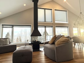 Smart TV, caminetto, tavolo da calcetto