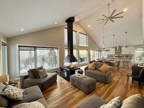 Smart TV, caminetto, tavolo da calcetto