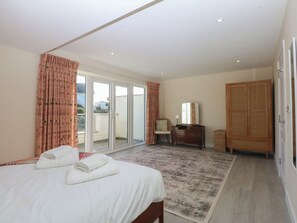 Cottage | 3 bedrooms, individually decorated, individually furnished, free WiFi - 2 Lon Y Dryw (Holyhead)