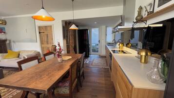 Cottage | Private kitchen | Dishwasher, cookware/dishes/utensils