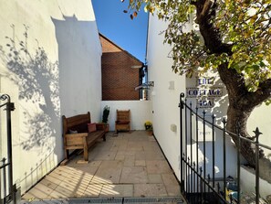 Cottage | Property grounds - Bohemian Beach Cottage (Bournemouth)