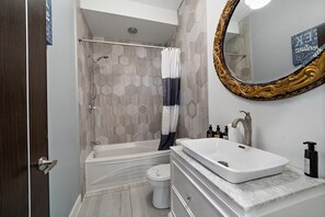 Family Apartment, City View | Bathroom | Towels, soap, shampoo, toilet paper - AirStay-Bishop (Montréal)