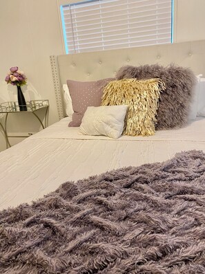 3 عدّة غرف نوم وخدمة الإنترنت وملاءات أسرّة