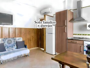 Deluxe Studio, Air conditioning | Living area - Estudio con aire acondicionado en Conil (Conil de la Frontera)