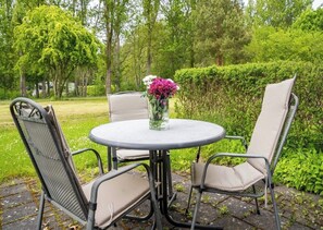 Outdoor dining - Cozy apartment in Bakenberg - approx. 8 minutes from the natural beach (Dranske)